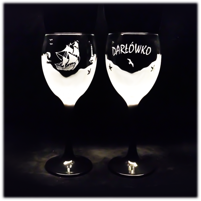Darlowko_kieliszek_do_wina_300_ml_zaglowiec_1_stopka_czarna