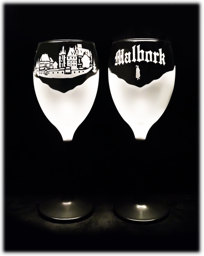 Malbork_kieliszek_do_wina_adam_300_ml_nozka_czarna_zamek_szron