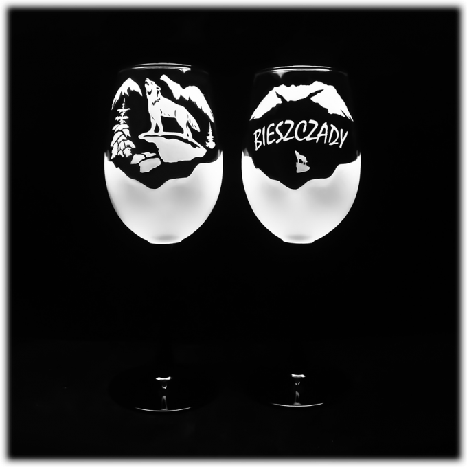 Bieszczady_kieliszek_do_wina_375_ml_nozka_czarna_wilk_na_skale_szron
