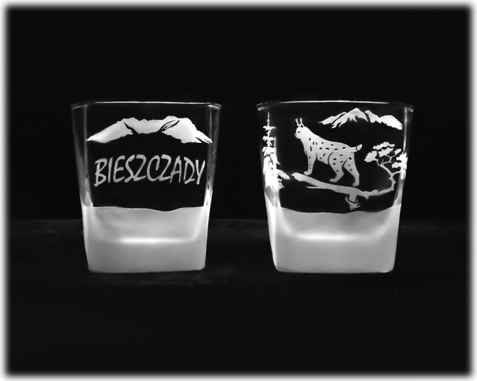 Bieszczady_szklanka_do_whisky_kwadrat_300_ml_rys_na_konarze_szron