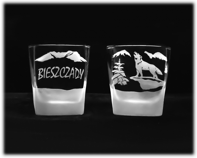 Bieszczady_szklanka_do_whisky_kwadrat_300_ml_wilk_na_skale_szron
