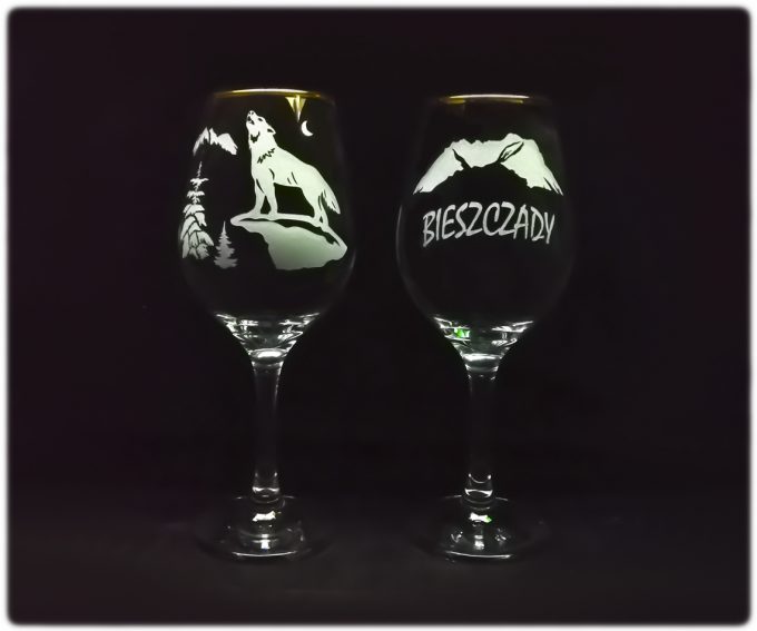 bieszczady_kieliszek_do_wina_amber_460ml_zloty_wilk_na_skale_szron