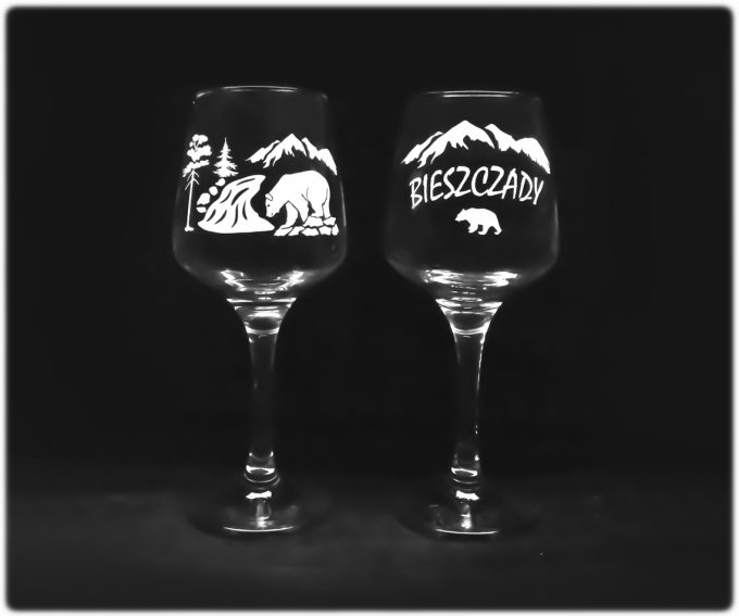 bieszczady_kieliszek_do_wina_sparkle_330ml_niedzwiedz_nad_potokiem_szron